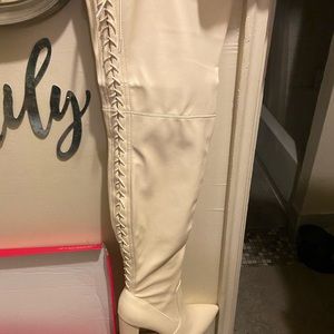 Womens boots size 9 and a half never been worn.